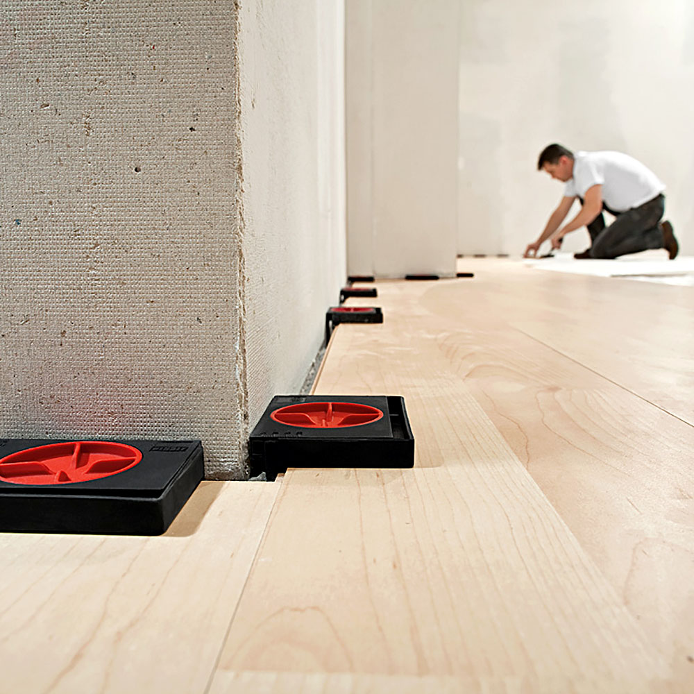 Bes-AV2_work_man_wood_4_close__100