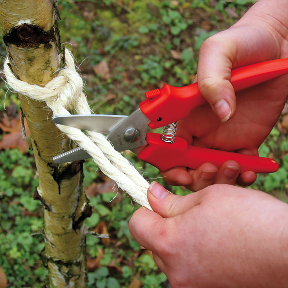 Bes-D48_work_man_garden__100